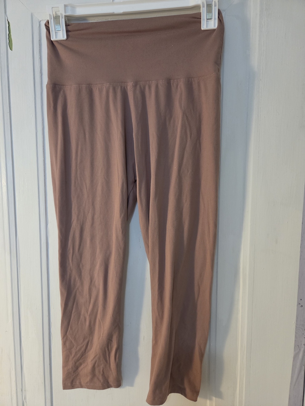 High-Waist Women's Capri Leggings in Dusty Rose